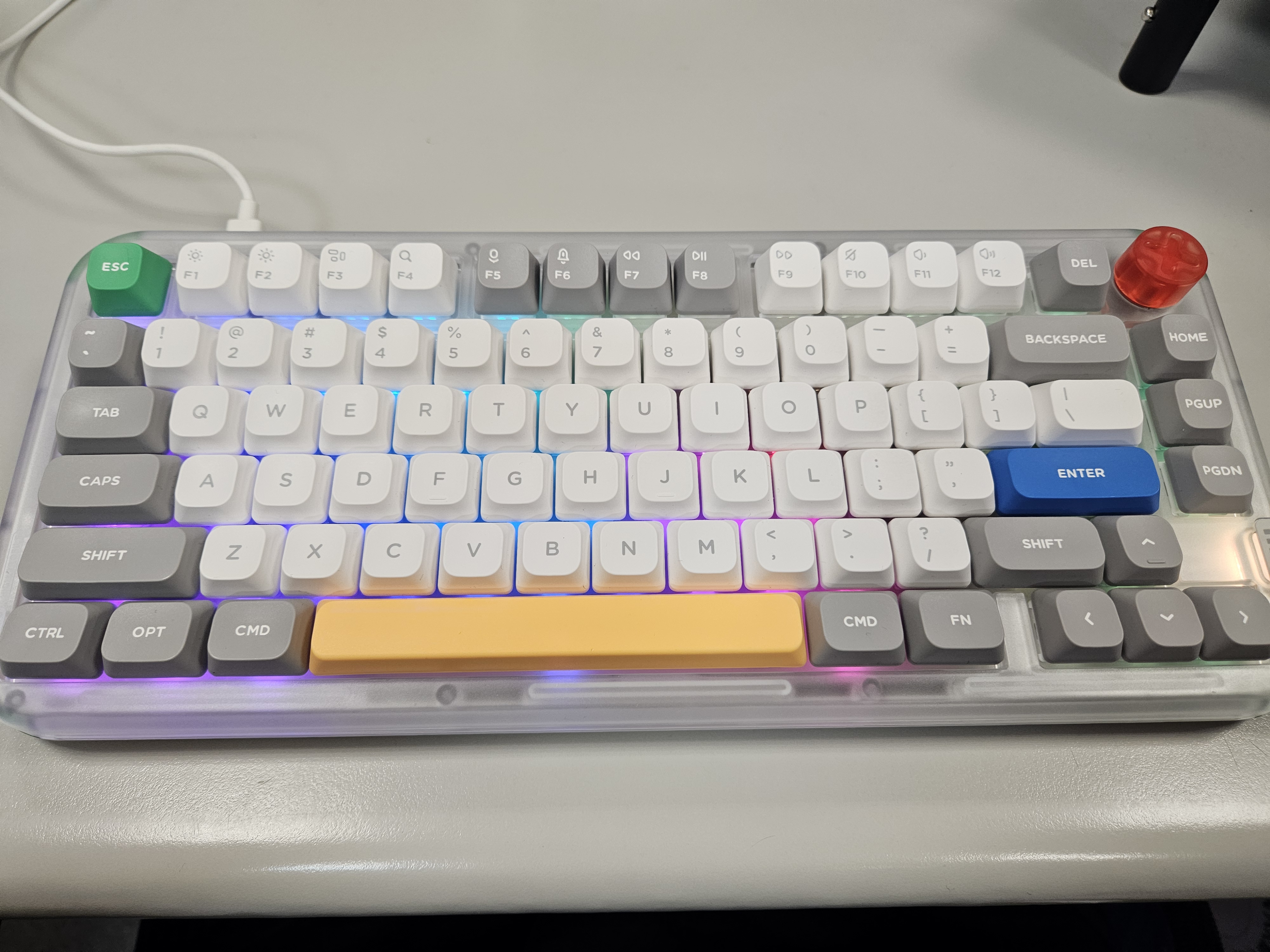 設備許願許到這個 Nuphy Kick75 我真的超開心的，雖然這不是我的財產但可以一直用它，我回家也要用它，真的好喜歡捏